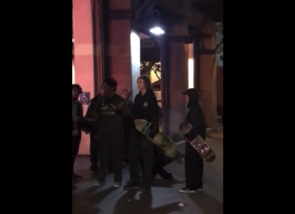 VIDEO. A atacat niște skateri și l-au făcut knockout cu skateboardul! VIDEO. A atacat niște skateri și l-au făcut knockout cu skateboardul!