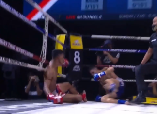 VIDEO. S-au trimis la podea în același timp prin lovituri de cot! VIDEO. S-au trimis la podea în același timp prin lovituri de cot!