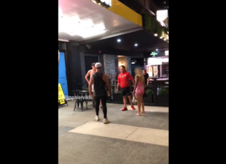 VIDEO. Cum reușește un luptător de MMA să gestioneze o situație de stradă când 2 tipi îl tot atacă VIDEO. Cum reușește un luptător de MMA să gestioneze o situație de stradă când 2 tipi îl tot atacă