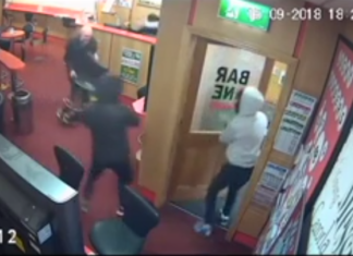 VIDEO. Un bătrân de 83 de ani a reușit să alunge 3 hoți înarmați din barul său! VIDEO. Un bătrân de 83 de ani a reușit să alunge 3 hoți înarmați din barul său!