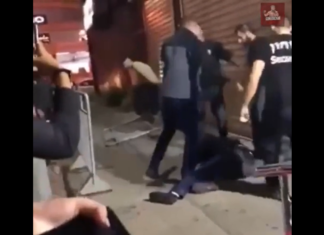 VIDEO. L-au bătut bodyguarzii chiar și după ce a căzut pe jos! VIDEO. L-au bătut bodyguarzii chiar și după ce a căzut pe jos!