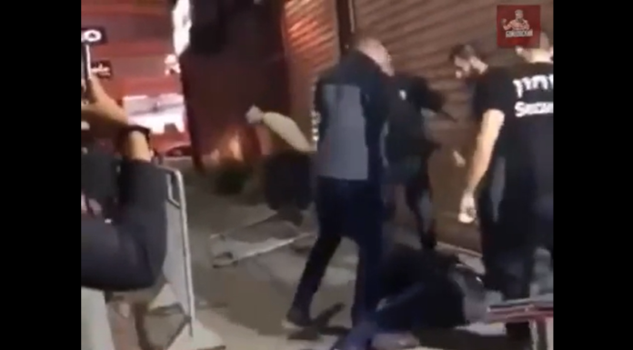 VIDEO. L-au bătut bodyguarzii chiar și după ce a căzut pe jos! VIDEO. L-au bătut bodyguarzii chiar și după ce a căzut pe jos!