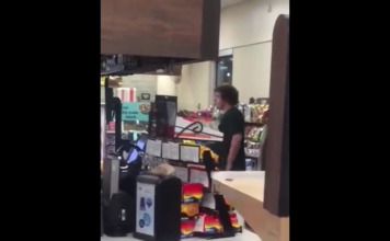 VIDEO. L-a făcut KO și l-a lăsat lat între rafturi! VIDEO. L-a făcut KO și l-a lăsat lat între rafturi!