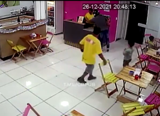 VIDEO. A încercat să jefuiască o cofetărie și toți angajații au sărit pe el! VIDEO. A încercat să jefuiască o cofetărie și toți angajații au sărit pe el!
