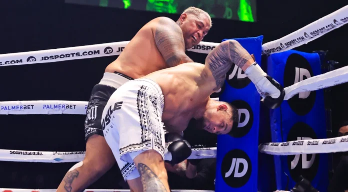 VIDEO. La 48 de ani, Mark Hunt l-a făcut KO pe Sonny Bill Williams, un boxer neînvins! VIDEO. La 48 de ani, Mark Hunt l-a făcut KO pe Sonny Bill Williams, un boxer neînvins!