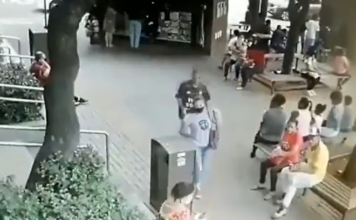 VIDEO. A atacat o femeie pe stradă și imediat l-au luat la bătaie alți bărbați! VIDEO. A atacat o femeie pe stradă și imediat l-au luat la bătaie alți bărbați!