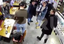 VIDEO. Cam așa începe o bătaie în lanț într-un fast food! VIDEO. Cam așa începe o bătaie în lanț într-un fast food!