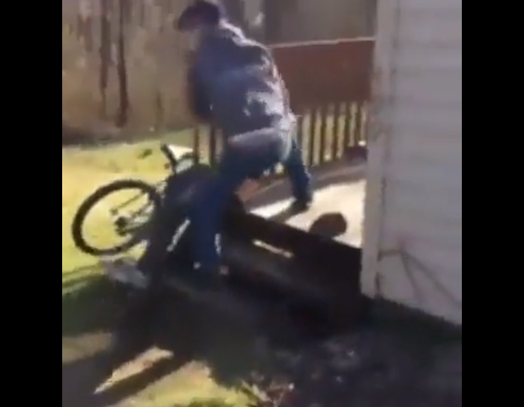 VIDEO. Un tată îl confruntă pe un pedofil în fața casei sale!