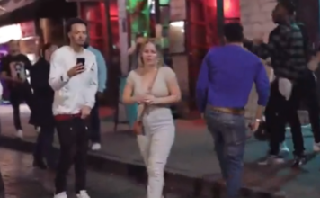VIDEO. A încercat să dea o perversă și a fost trântit cu capul de asfalt! VIDEO. A încercat să dea o perversă și a fost trântit cu capul de asfalt!