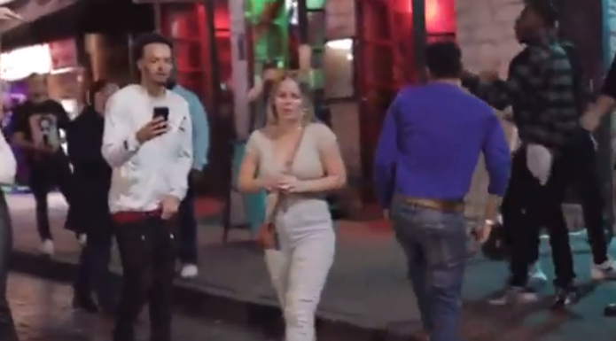VIDEO. A încercat să dea o perversă și a fost trântit cu capul de asfalt! VIDEO. A încercat să dea o perversă și a fost trântit cu capul de asfalt!