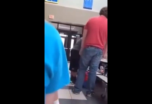VIDEO. Un bully l-a pus să se dezbrace la școală, dar el nu s-a lăsat intimidat! VIDEO. Un bully l-a pus să se dezbrace la școală, dar el nu s-a lăsat intimidat!
