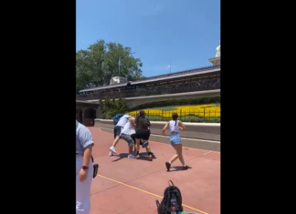 VIDEO. Bătaie la Disneyland! Două familli s-au luat la bătaie pentru a stabili cine își face poză întâi! VIDEO. Bătaie la Disneyland! Două familli s-au luat la bătaie pentru a stabili cine își face poză întâi!