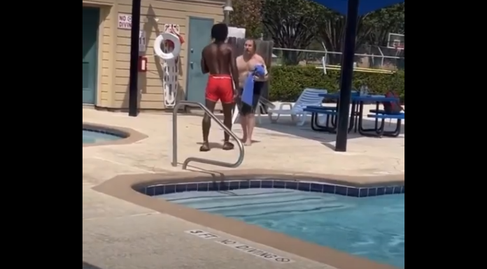 VIDEO. Un bătrân și-a luat KO la piscină după ce a atacat un salvamar! VIDEO. Un bătrân și-a luat KO la piscină după ce a atacat un salvamar!