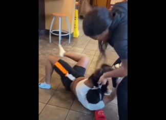 VIDEO. A tăvălit-o prin tot fast food-ul și aproape că a lăsat-o lată! VIDEO. A tăvălit-o prin tot fast food-ul și aproape că a lăsat-o lată!