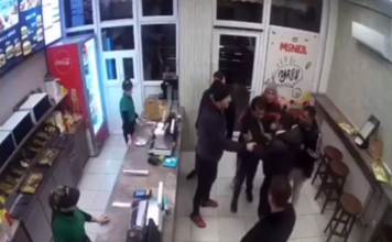 VIDEO. 6 hoți s-au legat de un boxer amator. Ce crezi că s-a întâmplat? VIDEO. 6 hoți s-au legat de un boxer amator. Ce crezi că s-a întâmplat?