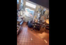 VIDEO. Bătaie între angajați în bucătărie la McDonald’s! VIDEO. Bătaie între angajați în bucătărie la McDonald's!