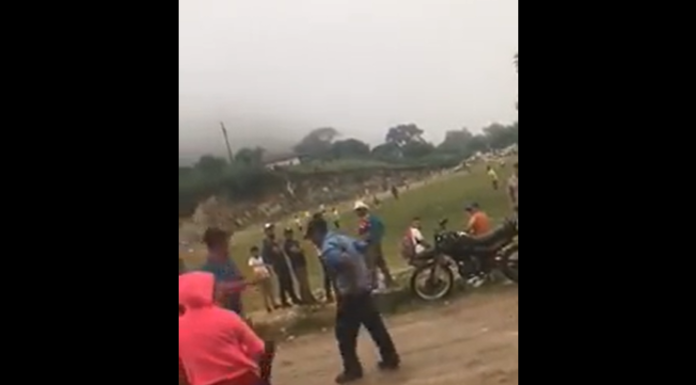 A dat peste el cu motocicleta și după s-au luat la bătaie! A dat peste el cu motocicleta și după s-au luat la bătaie!