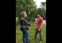 VIDEO. Un fiu își face knockout tatăl pentru că i-a bătut mama! VIDEO. Un fiu își face knockout tatăl pentru că i-a bătut mama!