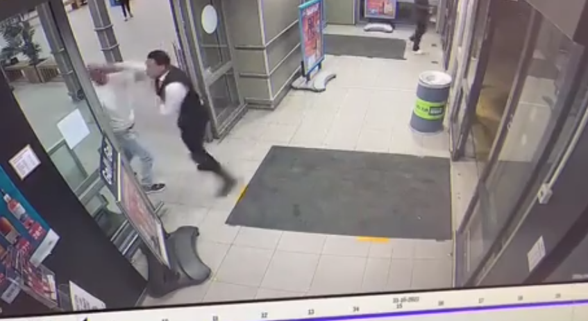 VIDEO. A înercat să-l înjunghie pe paznic, dar și-a luat knockout!