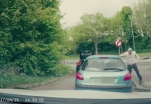 VIDEO. Cum i-a făcut un tip KO pe 2 participanți la trafic care au sărit la bătaie cu bâta de baseball! VIDEO. Cum i-a făcut un tip KO pe 2 participanți la trafic care au sărit la bătaie cu bâta de baseball!