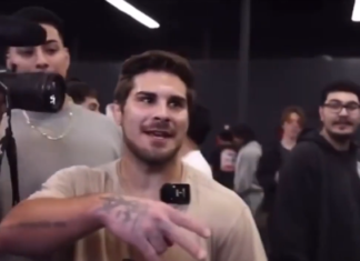 Culturistul Bradley Martyn care are 117 kg a fost provocat de un wrestler de 72 kg să-l ridice în aer (VIDEO) Culturistul Bradley Martyn care are 117 kg a fost provocat de un wrestler de 72 kg să-l ridice în aer (VIDEO)