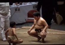 Meci spectaculos! Când buturuga mică răstoarnă carul mare la SUMO! (VIDEO) Meci spectaculos! Când buturuga mică răstoarnă carul mare la SUMO! (VIDEO)