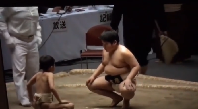 Meci spectaculos! Când buturuga mică răstoarnă carul mare la SUMO! (VIDEO) Meci spectaculos! Când buturuga mică răstoarnă carul mare la SUMO! (VIDEO)