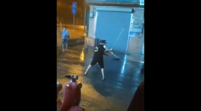 VIDEO. Bătaie de stradă între două găști din China! VIDEO. Bătaie de stradă între două găști din China!