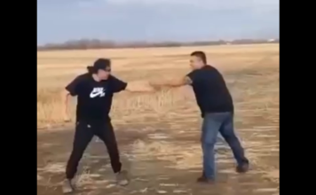 VIDEO. Se poate numi bătaie dacă s-a terminat totul după o singură lovitură? VIDEO. Se poate numi bătaie dacă s-a terminat totul după o singură lovitură?