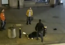 VIDEO. I-a lăsat lați pe amândoi cu un singur pumn! VIDEO. I-a lăsat lați pe amândoi cu un singur pumn!