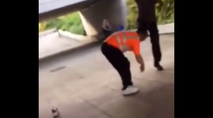 VIDEO. Un bețiv vrea să lovească pe cineva cu capul. Ce crezi că va urma? VIDEO. Un bețiv vrea să lovească pe cineva cu capul. Ce crezi că va urma?