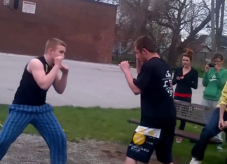 VIDEO. Oare ce se întâmplă când un boxer se confruntă cu un luptător de MMA? VIDEO. Oare ce se întâmplă când un boxer se confruntă cu un luptător de MMA?