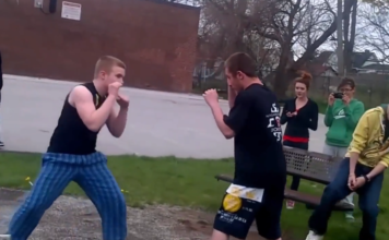 VIDEO. Oare ce se întâmplă când un boxer se confruntă cu un luptător de MMA? VIDEO. Oare ce se întâmplă când un boxer se confruntă cu un luptător de MMA?