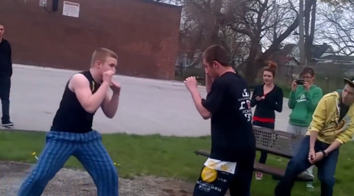 VIDEO. Oare ce se întâmplă când un boxer se confruntă cu un luptător de MMA? VIDEO. Oare ce se întâmplă când un boxer se confruntă cu un luptător de MMA?
