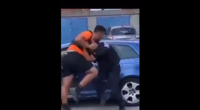 VIDEO. Cum își ia bătaie un polițist din Marea Britanie? VIDEO. Cum își ia bătaie un polițist din Marea Britanie?
