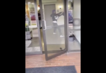 A încercat să dea buzna în clădire dar a fost făcut knockout brutal! (VIDEO) A încercat să dea buzna în clădire dar a fost făcut knockout brutal! (VIDEO)