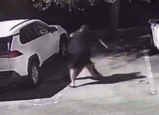 Un fost luptător de MMA a fost atacat cu cuțitul și a scăpat! (VIDEO) Un fost luptător de MMA a fost atacat cu cuțitul și a scăpat! (VIDEO)