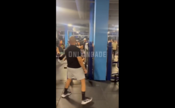 Un bărbat gol a început să se ia la bătaie cu lumea dintr-o sală, după care a ieșit pe stradă! (VIDEO) Un bărbat gol a început să se ia la bătaie cu lumea dintr-o sală, după care a ieșit pe stradă! (VIDEO)