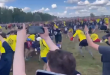 Vezi o bătaie tradițională de 500 vs 500 de oameni! (VIDEO) Vezi o bătaie tradițională de 500 vs 500 de oameni! (VIDEO)