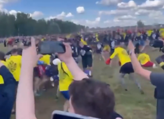 Vezi o bătaie tradițională de 500 vs 500 de oameni! (VIDEO) Vezi o bătaie tradițională de 500 vs 500 de oameni! (VIDEO)