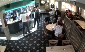 VIDEO. Cum începe o bătaie generală într-un bar, de la o singură persoană! VIDEO. Cum începe o bătaie generală într-un bar, de la o singură persoană!