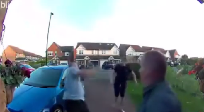 VIDEO. L-a făcut KO cu o lovitură de cap în gură! Când a ieșit proprietarul, acesta l-a făcut knockout cu o lovitură de cap în gură.