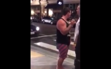 VIDEO. Un bețiv desculț e trimis la culcare dintr-o singură lovitură! VIDEO. Un bețiv desculț e trimis la culcare dintr-o singură lovitură!