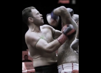 VIDEO. I-a tăiat fața cu un singur cot! VIDEO. I-a tăiat fața cu un singur cot!