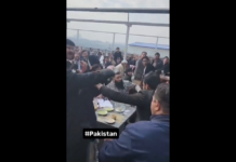 VIDEO. Bătaie generală între două firme de avocați din Pakistan! VIDEO. Bătaie generală între două firme de avocați din Pakistan!