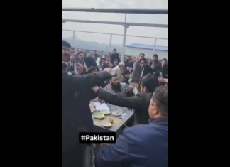 VIDEO. Bătaie generală între două firme de avocați din Pakistan! VIDEO. Bătaie generală între două firme de avocați din Pakistan!