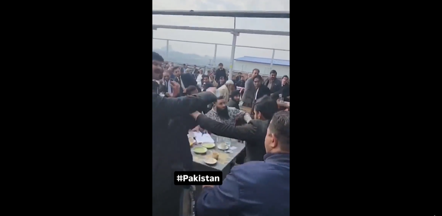 VIDEO. Bătaie generală între două firme de avocați din Pakistan!