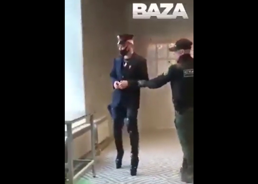 VIDEO. A avut tupeul să-l plesnească pe paznic și a plătit după!