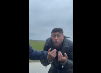 VIDEO. A fost atacat cu topoarele și urmărit cu căruțele într-un sat din România! VIDEO. A fost atacat cu topoarele și urmărit cu căruțele într-un sat din România!