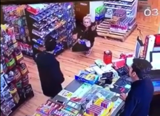 S-a comportat urât cu angajații din magazin și a primit o lecție dureroasă! (VIDEO) S-a comportat urât cu angajații din magazin și a primit o lecție dureroasă! (VIDEO)